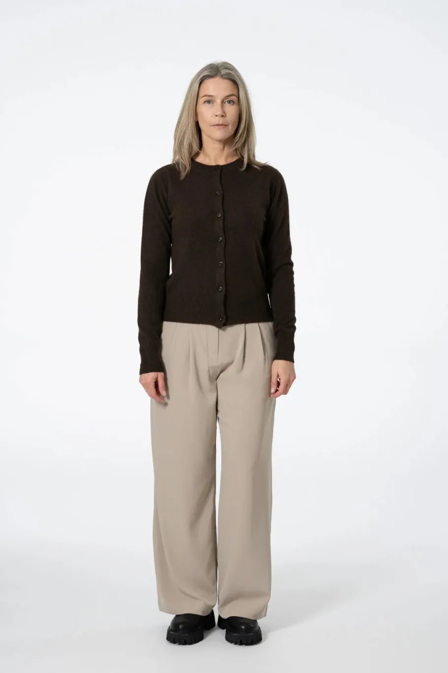 dinadi_yak_cardigan__dark_1.webp Dinadi YAK Cardigan - Dark Brown^Dame Overdele