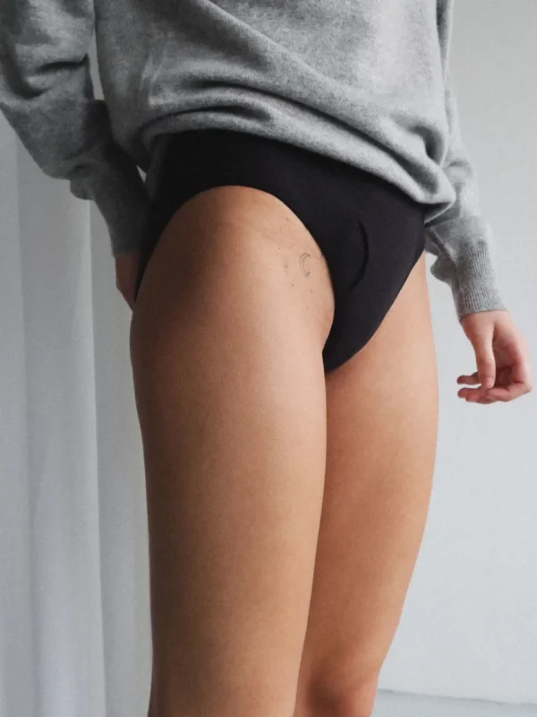 Flow 2 - Menstruationstrusser - Regular Waist - Moderate - Black^Dame Undertøj