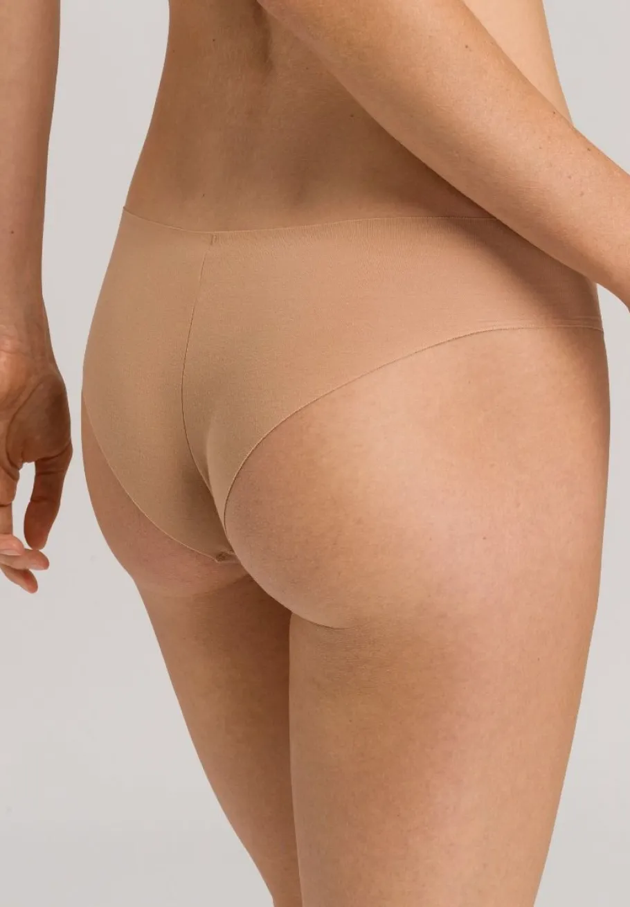 hanro_invisible_cotton_br_1.webp Hanro Invisible Cotton Brazilian Panty Beige^Dame Undertøj