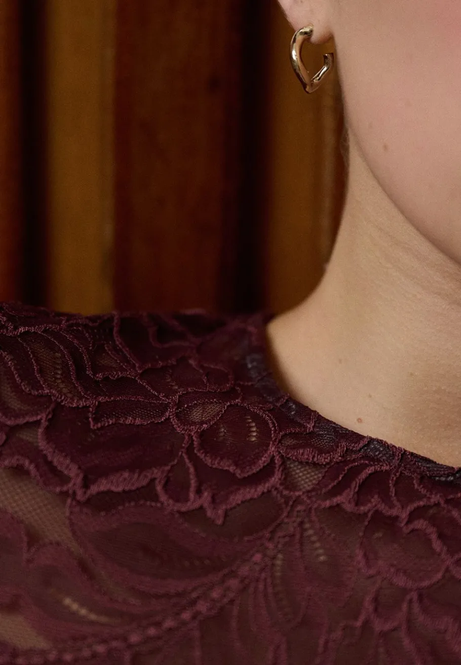 hanro_maria_lslv_shirt_ul_3.webp Hanro Maria L/SLV Shirt uld/silke med blonde - Deep Maroon^Dame Overdele