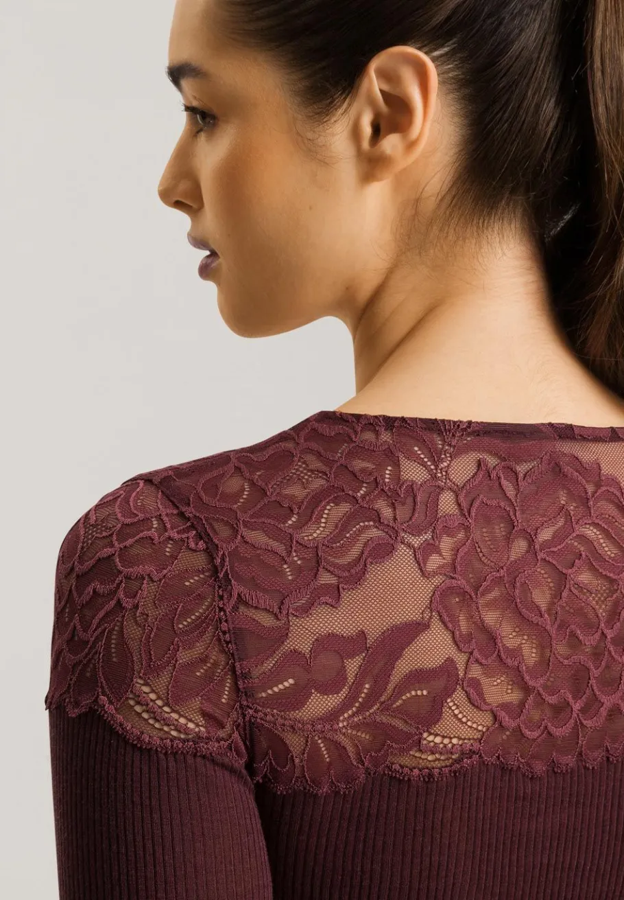hanro_maria_lslv_shirt_ul_8.webp Hanro Maria L/SLV Shirt uld/silke med blonde - Deep Maroon^Dame Overdele