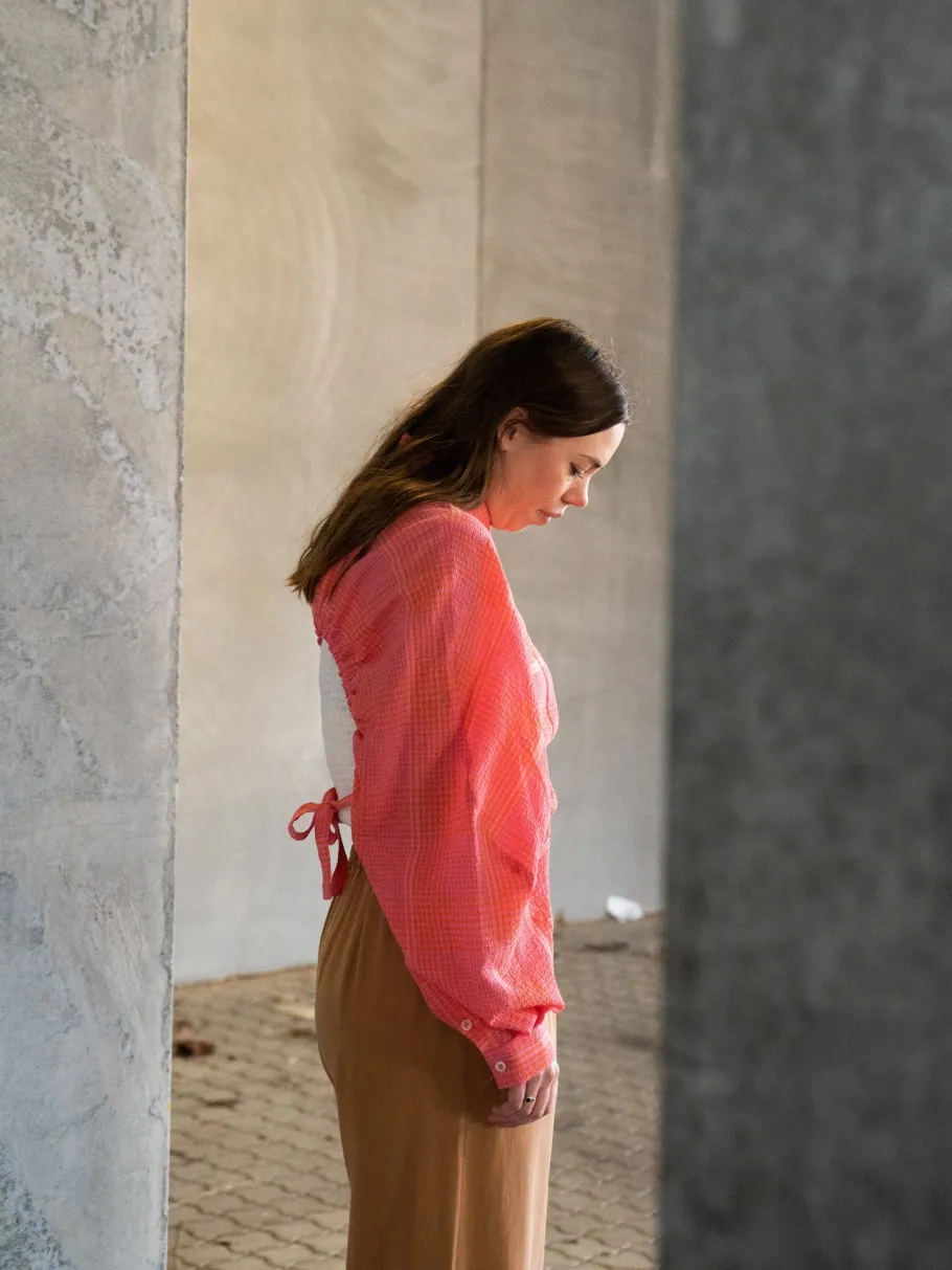 henrik_vibskov_golden_gat_4.webp Henrik Vibskov Golden Gate Shirt pink/orange^Dame Overdele