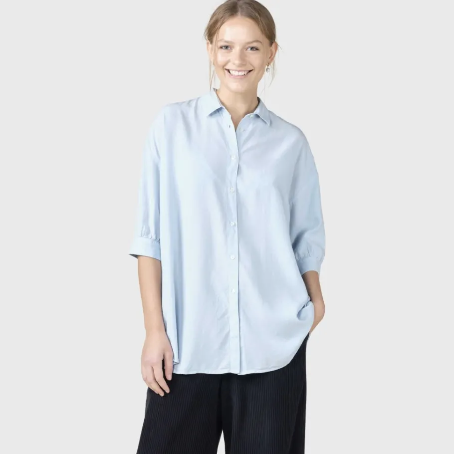 klitmoeller_collective_ol_0-1.webp Klitmøller Collective Klitmoeller Collective Oline Shirt light blue^Dame Overdele