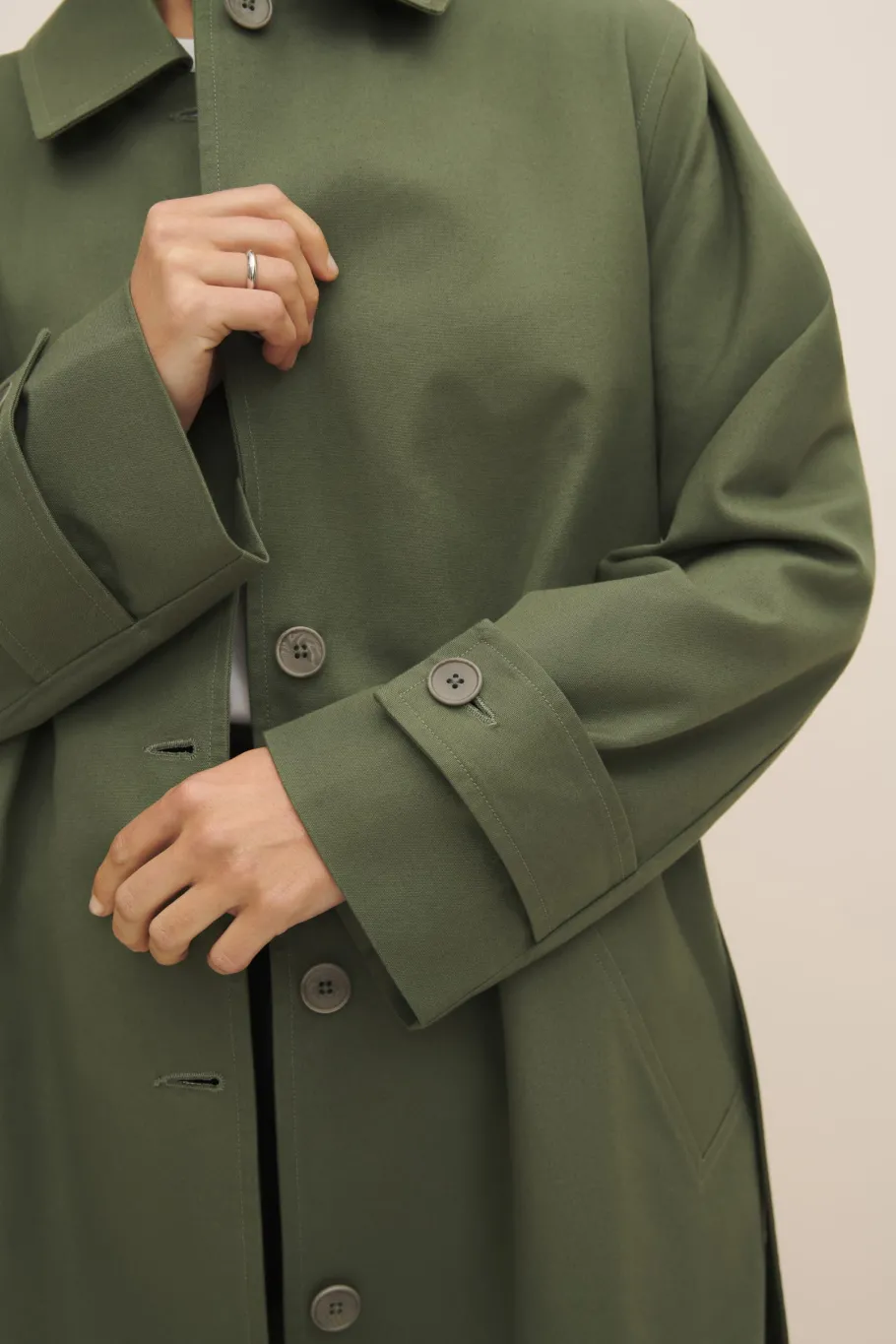 kowtow_cleo_trench_coat_s_4.webp Kowtow Cleo Trench Coat Sage^Dame Overtøj