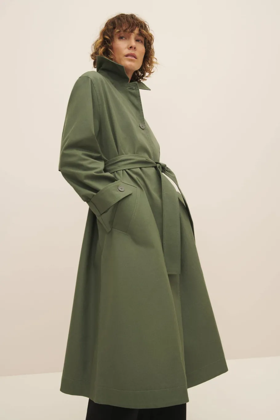 kowtow_cleo_trench_coat_s_5.webp Kowtow Cleo Trench Coat Sage^Dame Overtøj