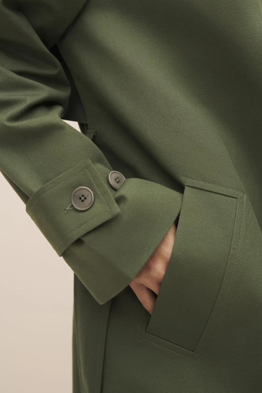 kowtow_cleo_trench_coat_s_8.webp Kowtow Cleo Trench Coat Sage^Dame Overtøj