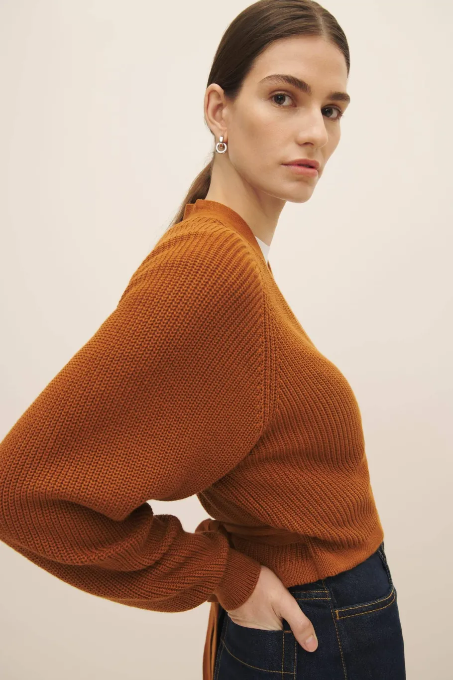kowtow_composure_cardigan_2.webp Kowtow Composure Cardigan Copper^Dame Overdele