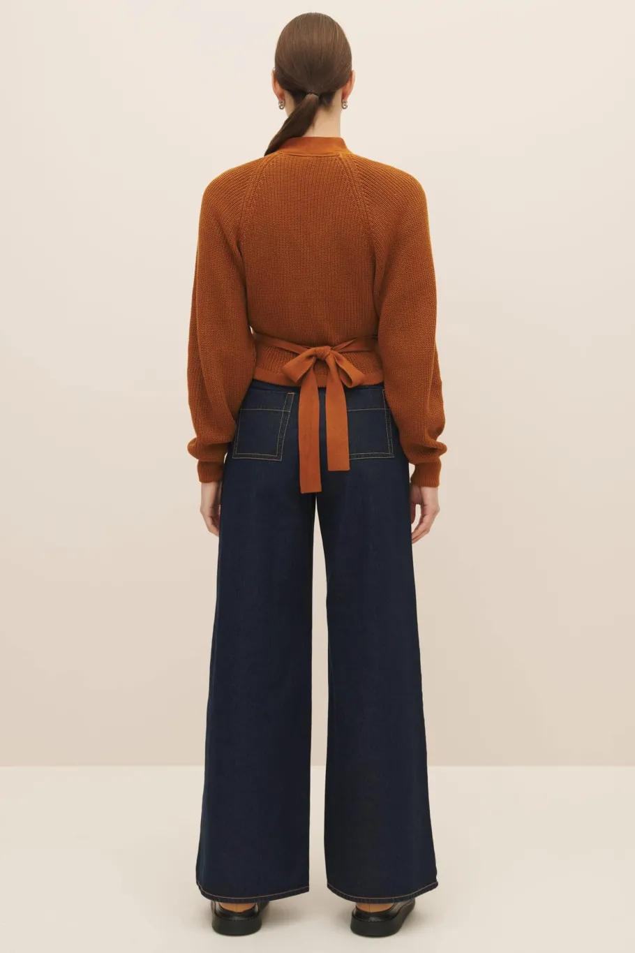 kowtow_composure_cardigan_4.webp Kowtow Composure Cardigan Copper^Dame Overdele