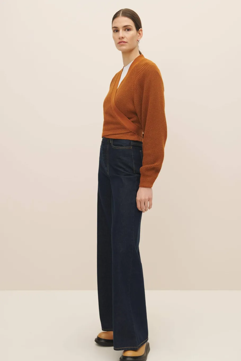 kowtow_composure_cardigan_5.webp Kowtow Composure Cardigan Copper^Dame Overdele