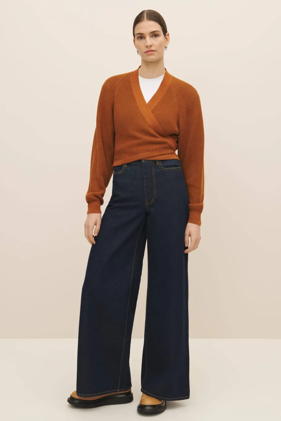 kowtow_composure_cardigan_6.webp Kowtow Composure Cardigan Copper^Dame Overdele