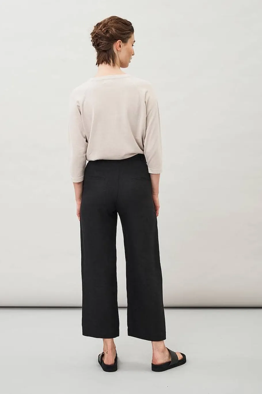 maska_lissy_cropped_linen_1.webp Maska Lissy Cropped Linen trousers Black^Dame Underdele