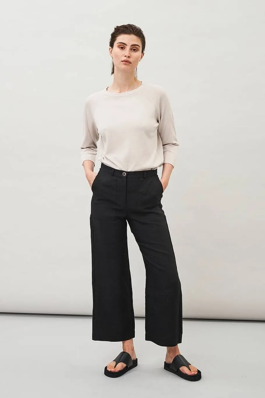maska_lissy_cropped_linen_2.webp Maska Lissy Cropped Linen trousers Black^Dame Underdele