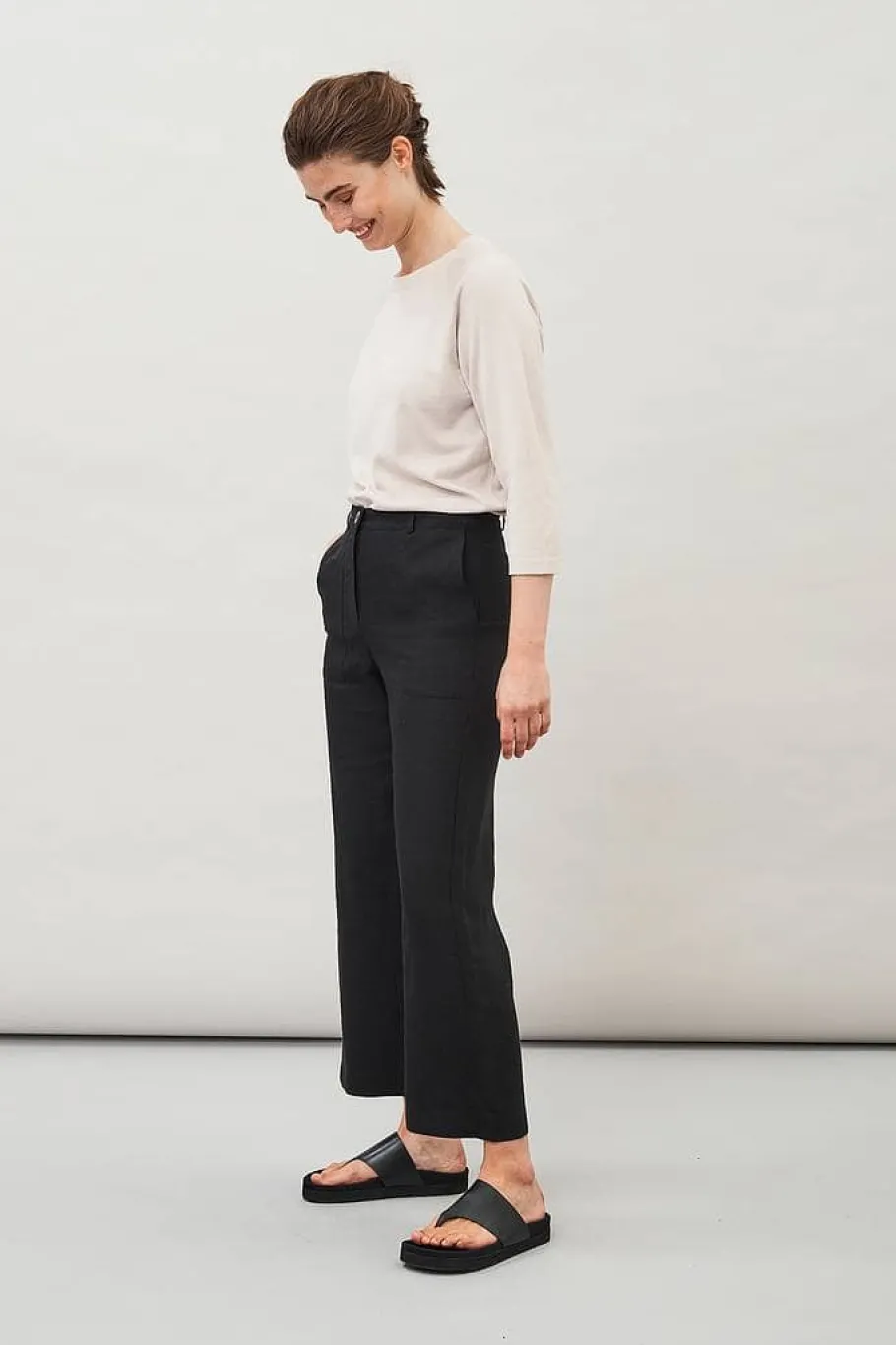 maska_lissy_cropped_linen_3.webp Maska Lissy Cropped Linen trousers Black^Dame Underdele