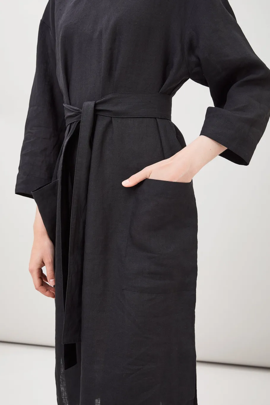 maska_opal_linen_dress__b_2.webp Maska Opal linen dress - Black^Dame Kjoler Og Jumpsuits