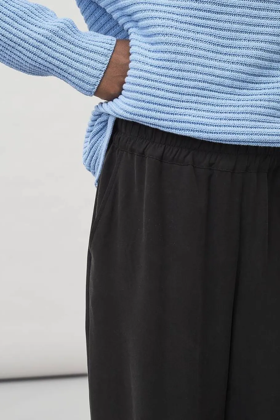 maska_thea_flowy_tencel_p_4.webp Maska Thea Flowy Tencel Pants - Black^Dame Underdele