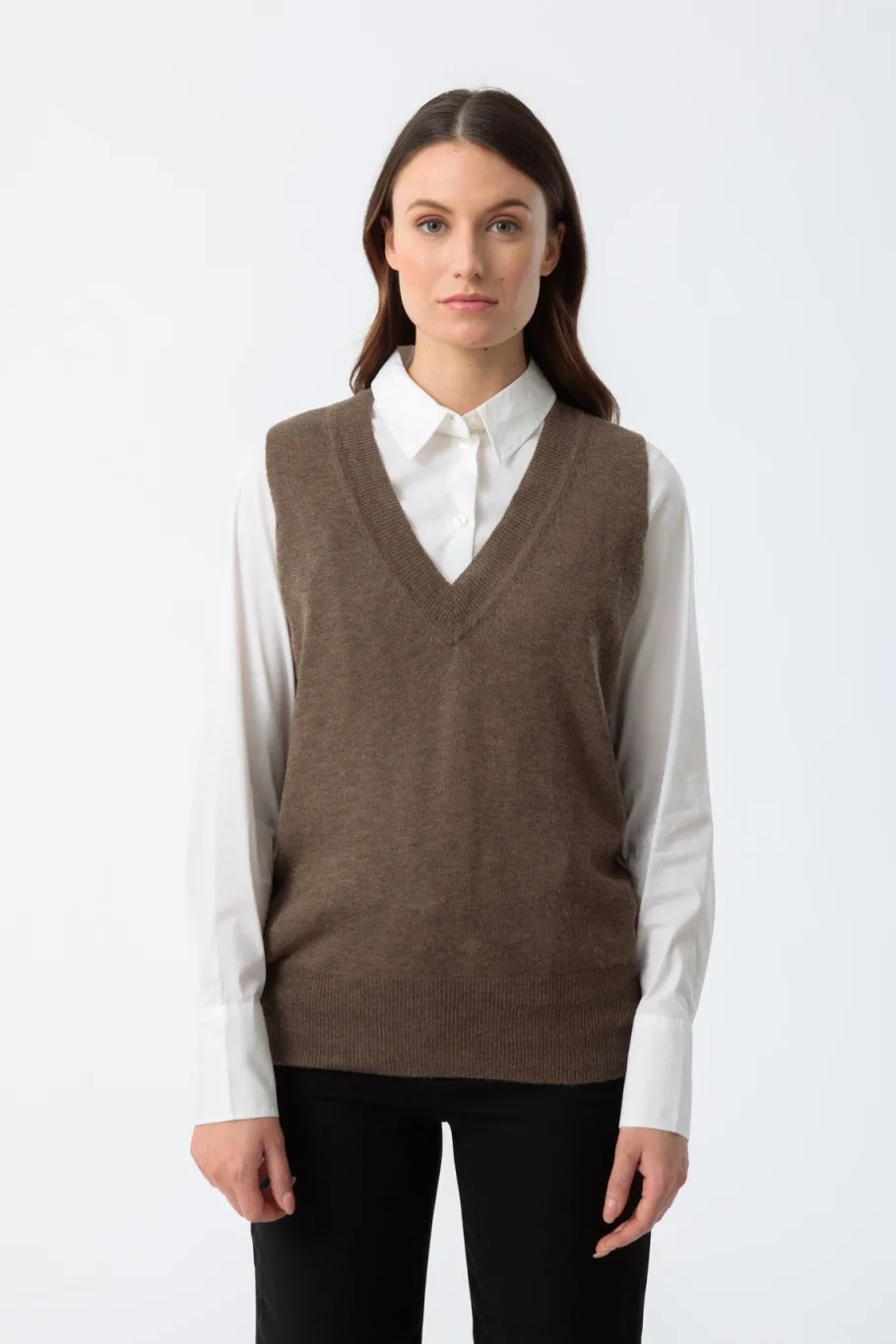 merino_vneck_vest__nutmeg_0.webp Maska MERINO V-NECK VEST – NUTMEG BROWN^Dame Overdele