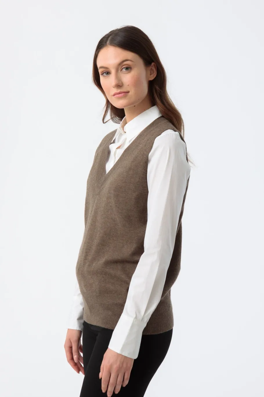 merino_vneck_vest__nutmeg_1.webp Maska MERINO V-NECK VEST – NUTMEG BROWN^Dame Overdele