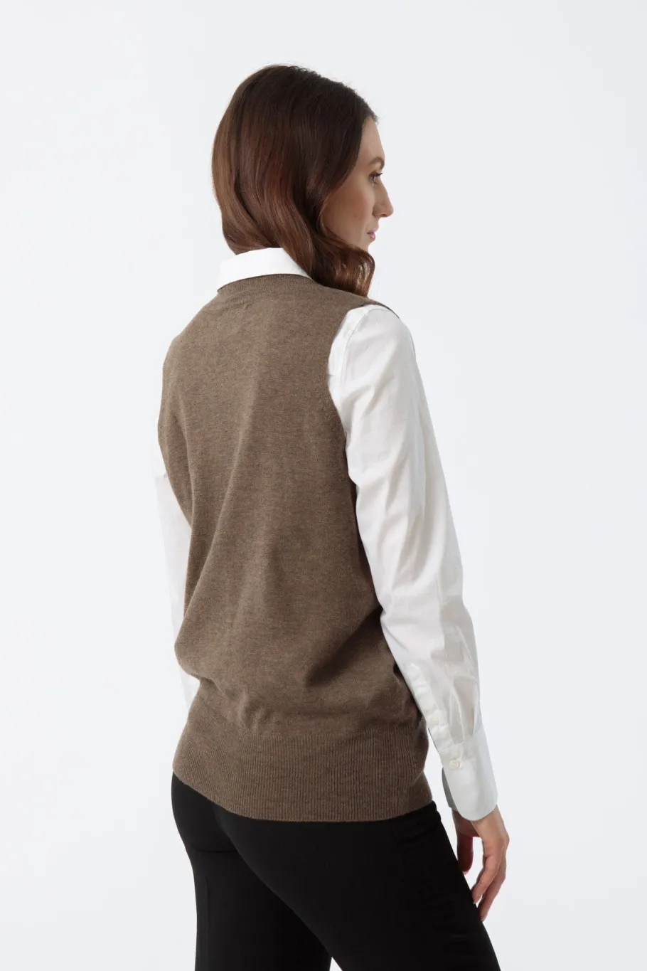 merino_vneck_vest__nutmeg_3.webp Maska MERINO V-NECK VEST – NUTMEG BROWN^Dame Overdele