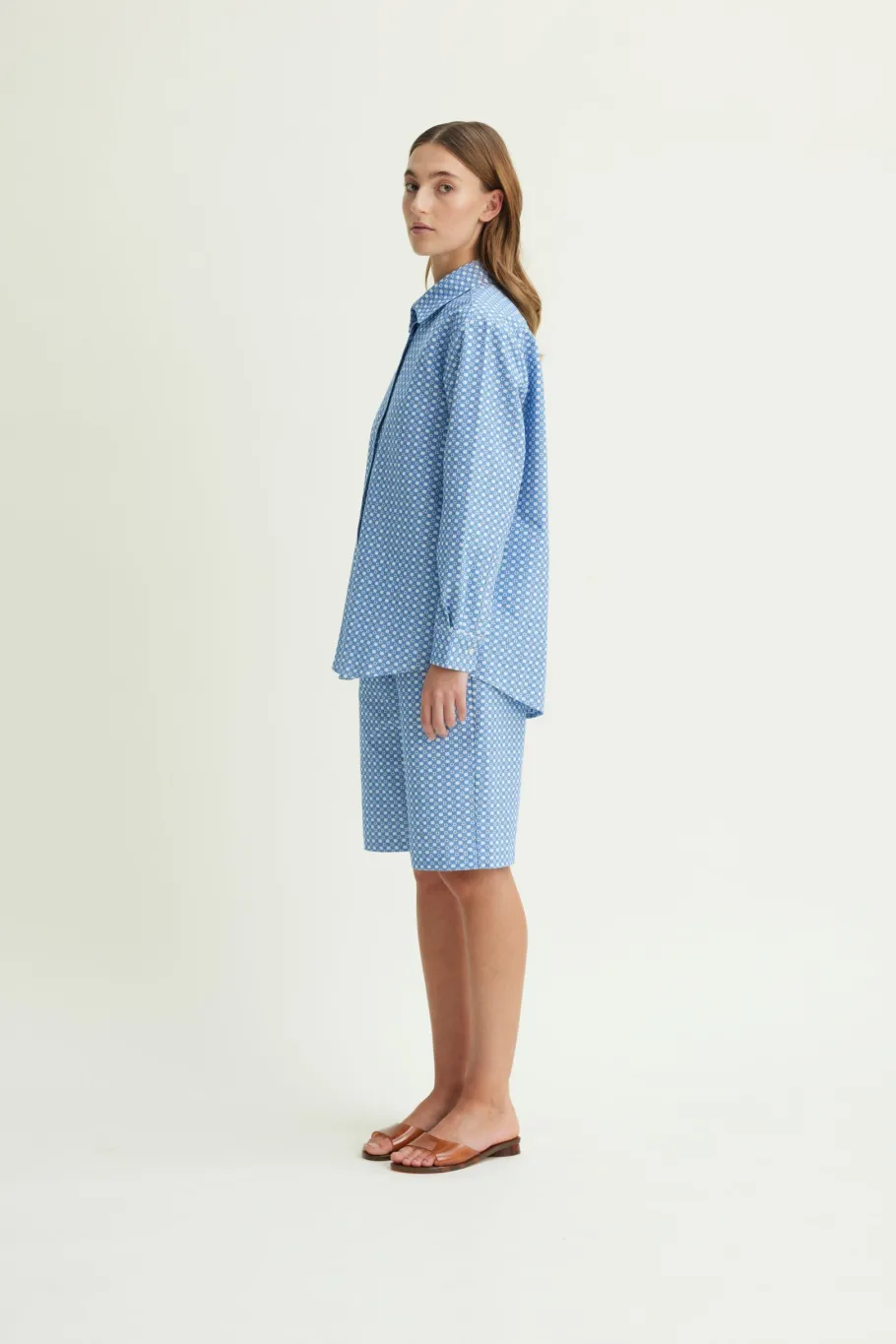 schulz_by_crowd_sanne_ove_2-2.webp Schulz by Crowd Sanne oversize skjorte Blue/White^Dame Overdele