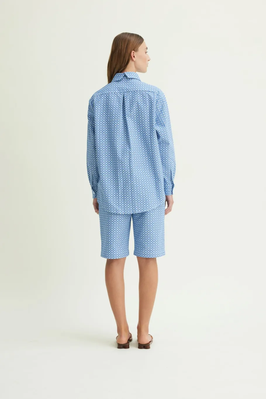 schulz_by_crowd_sanne_ove_3-2.webp Schulz by Crowd Sanne oversize skjorte Blue/White^Dame Overdele
