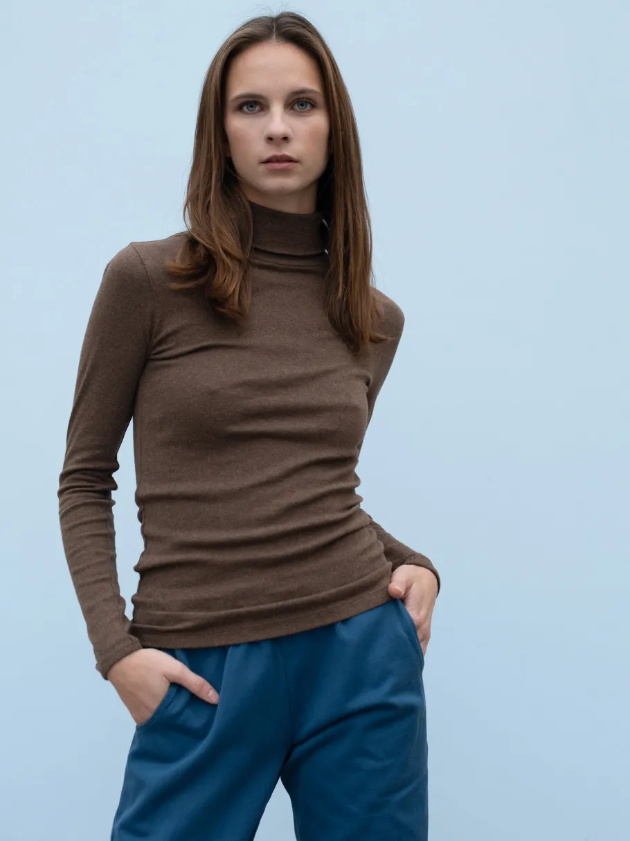 serendipity__bluse_i_kolo_1.webp Serendipity - bluse i økologisk bomuld - Turtleneck Chestnut^Dame Overdele