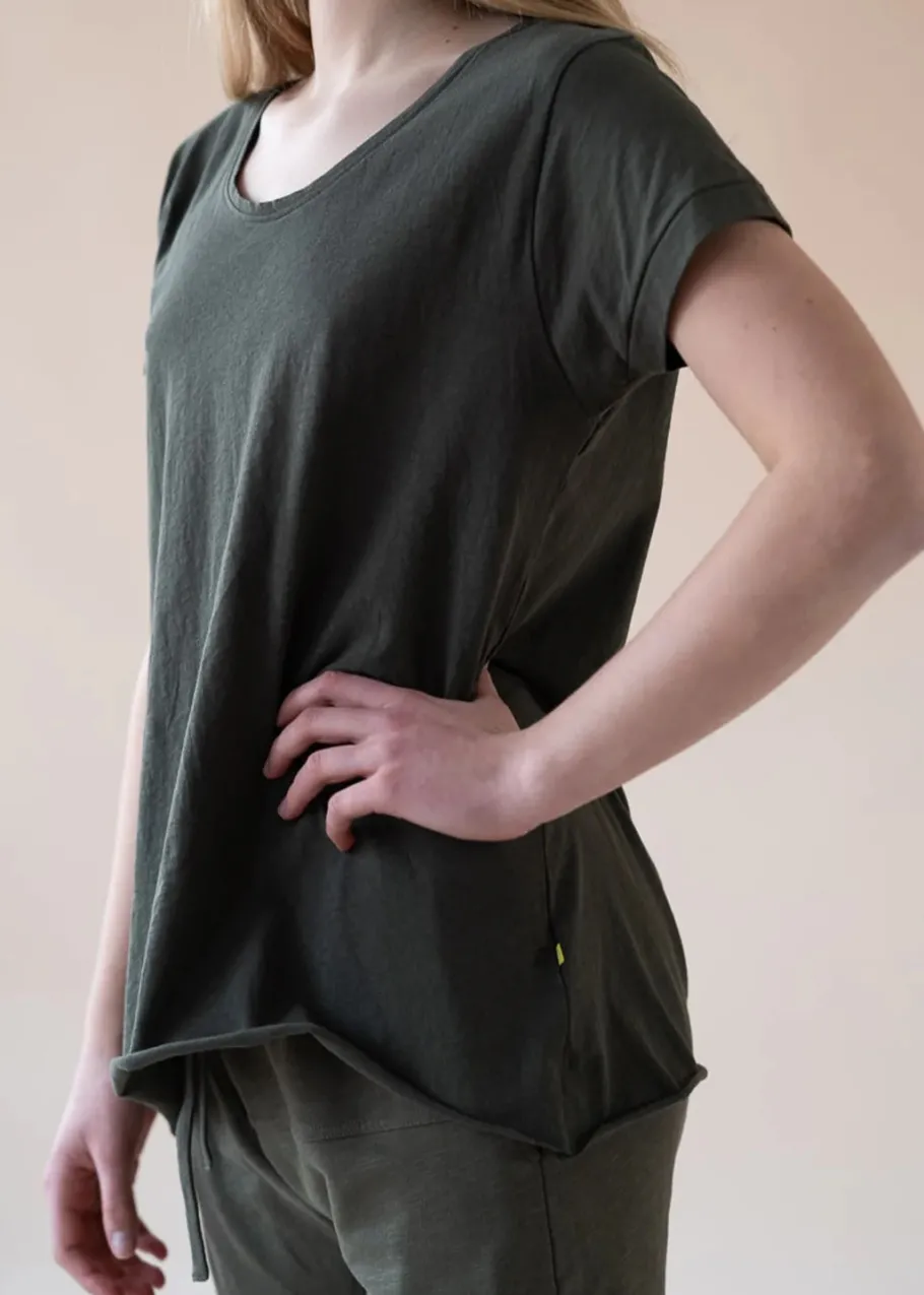 yogamii__yama_tee__dark_o_0.webp Yogamii - Yama Tee - Dark Olive^Dame Overdele