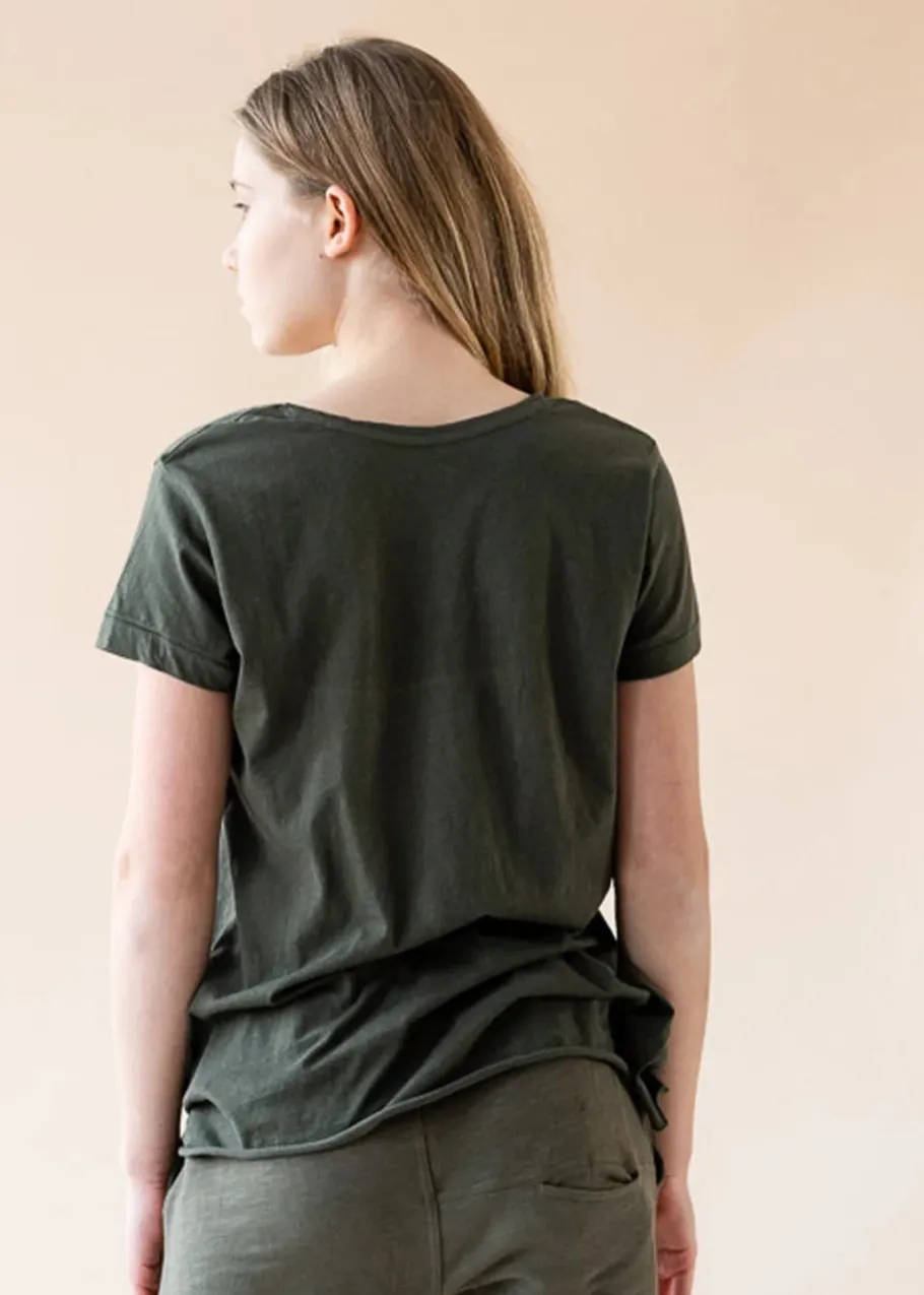 yogamii__yama_tee__dark_o_2.webp Yogamii - Yama Tee - Dark Olive^Dame Overdele