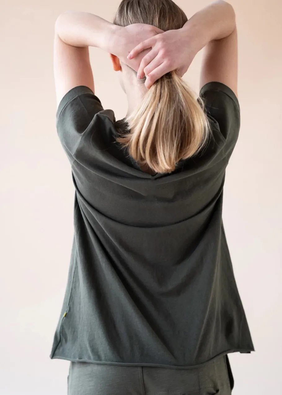 yogamii__yama_tee__dark_o_3.webp Yogamii - Yama Tee - Dark Olive^Dame Overdele