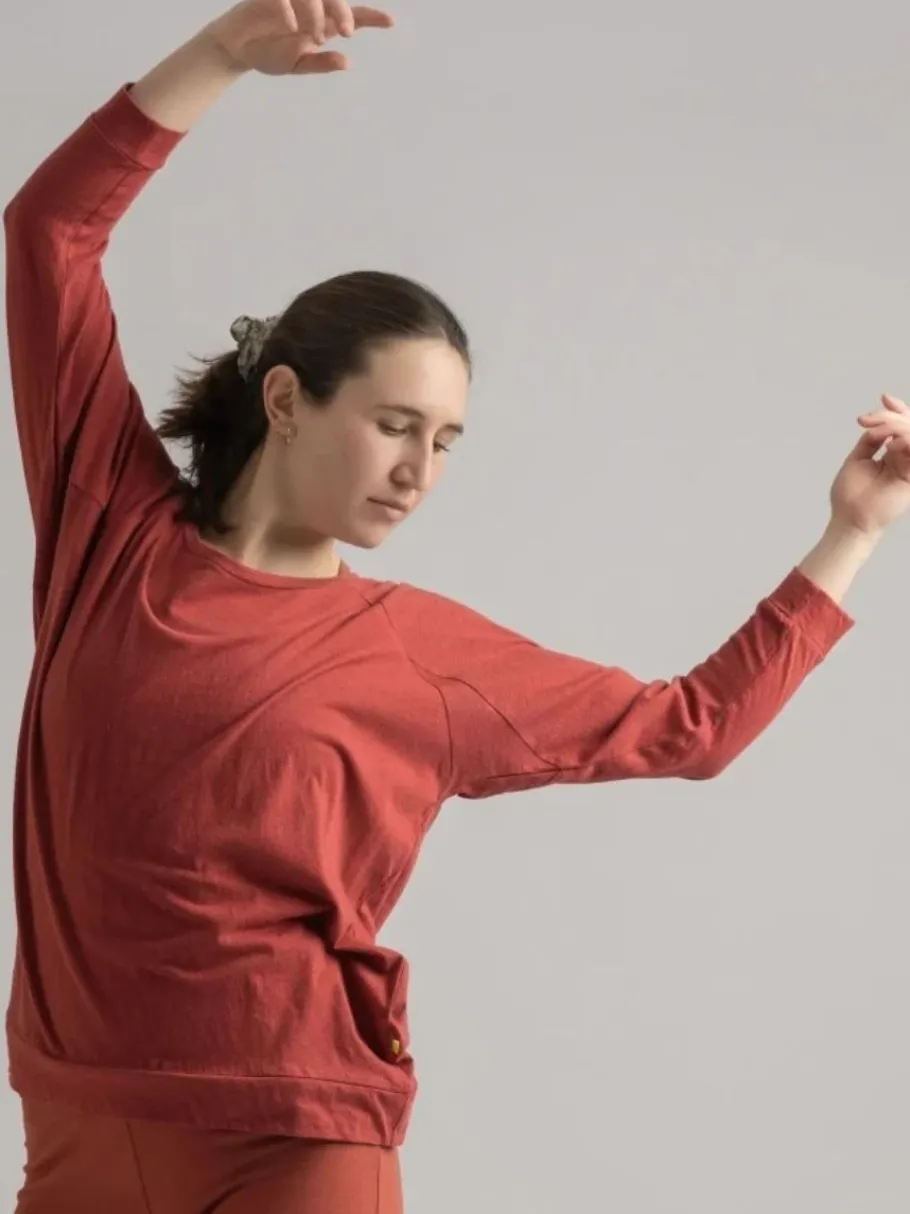 yogamii_mukha_blouse__kol_0.webp Yogamii Mukha Blouse - økologisk yogatøj - surya red^Dame Overdele