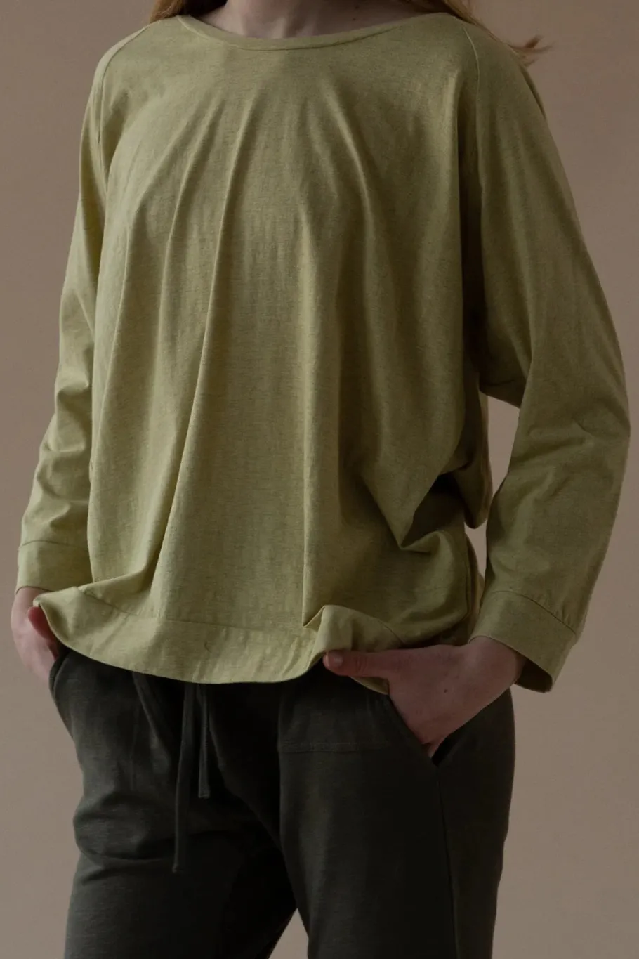 yogamii_mukha_blouse__kol_1-1.webp Yogamii Mukha Blouse - økologisk yogatøj light mustard^Dame Overdele