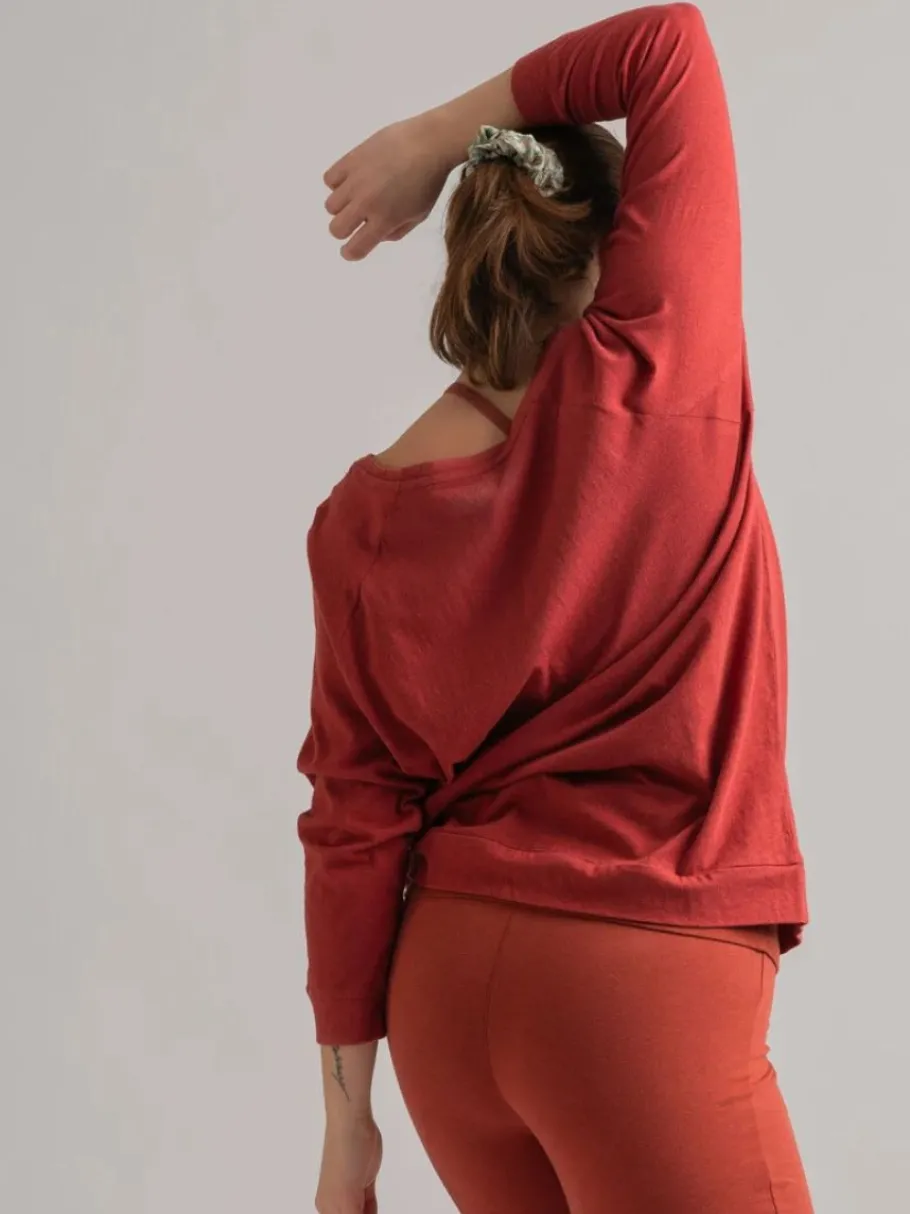 yogamii_mukha_blouse__kol_1.webp Yogamii Mukha Blouse - økologisk yogatøj - surya red^Dame Overdele