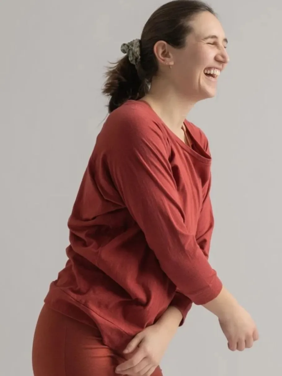 yogamii_mukha_blouse__kol_3.webp Yogamii Mukha Blouse - økologisk yogatøj - surya red^Dame Overdele