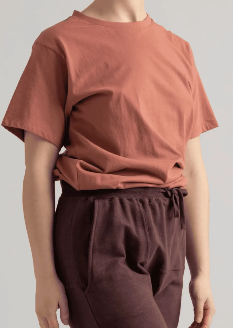 yogamii_siya_tee_moroccan_0.webp Yogamii SIYA TEE Moroccan Red^Dame Overdele