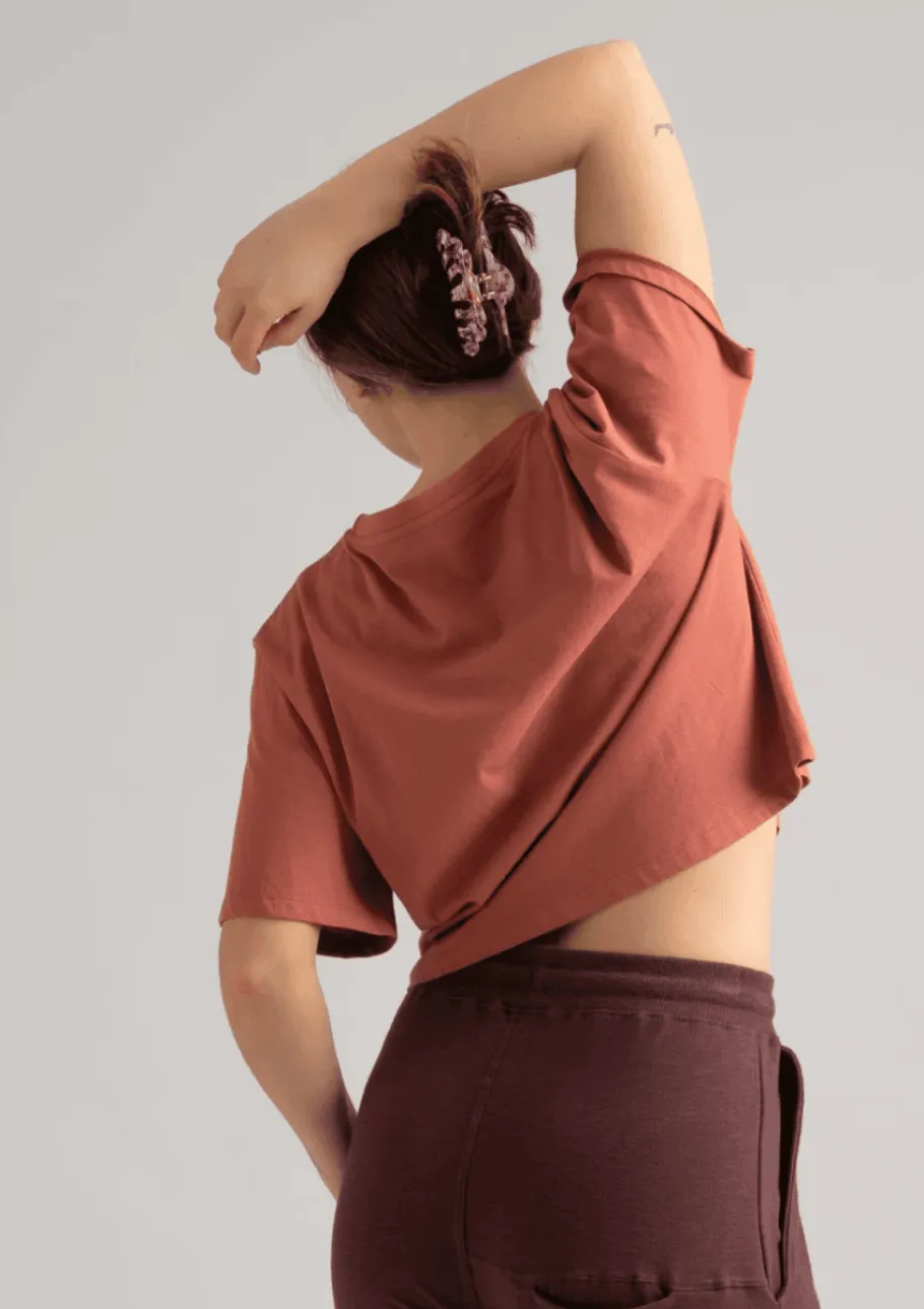 yogamii_siya_tee_moroccan_1.webp Yogamii SIYA TEE Moroccan Red^Dame Overdele