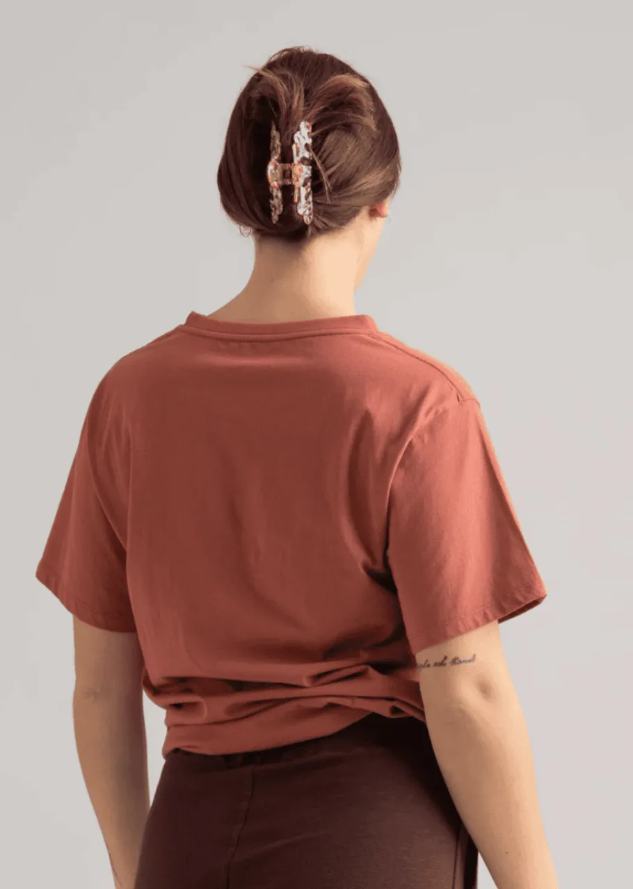 yogamii_siya_tee_moroccan_3.webp Yogamii SIYA TEE Moroccan Red^Dame Overdele
