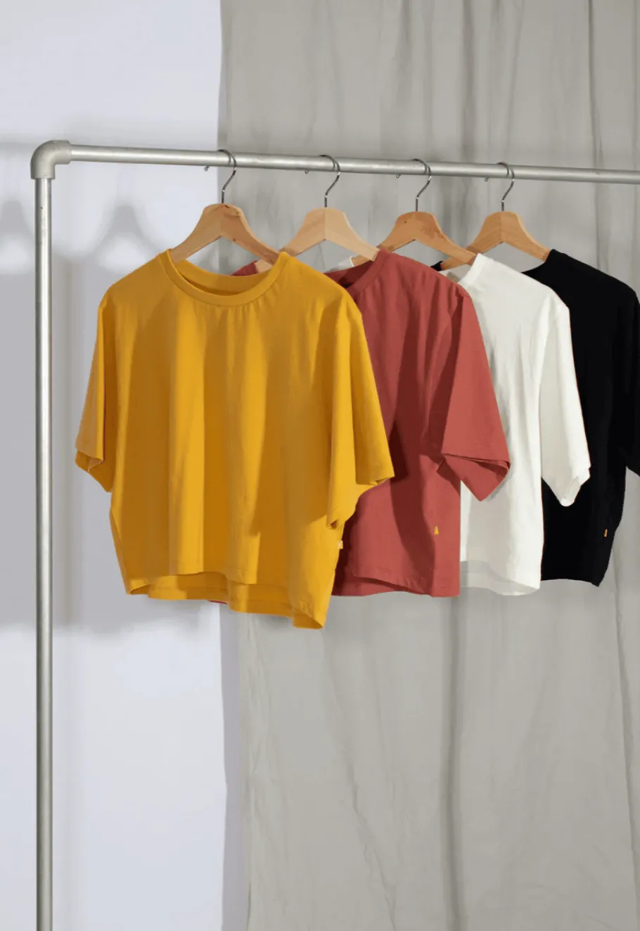 yogamii_siya_tee_moroccan_4.webp Yogamii SIYA TEE Moroccan Red^Dame Overdele