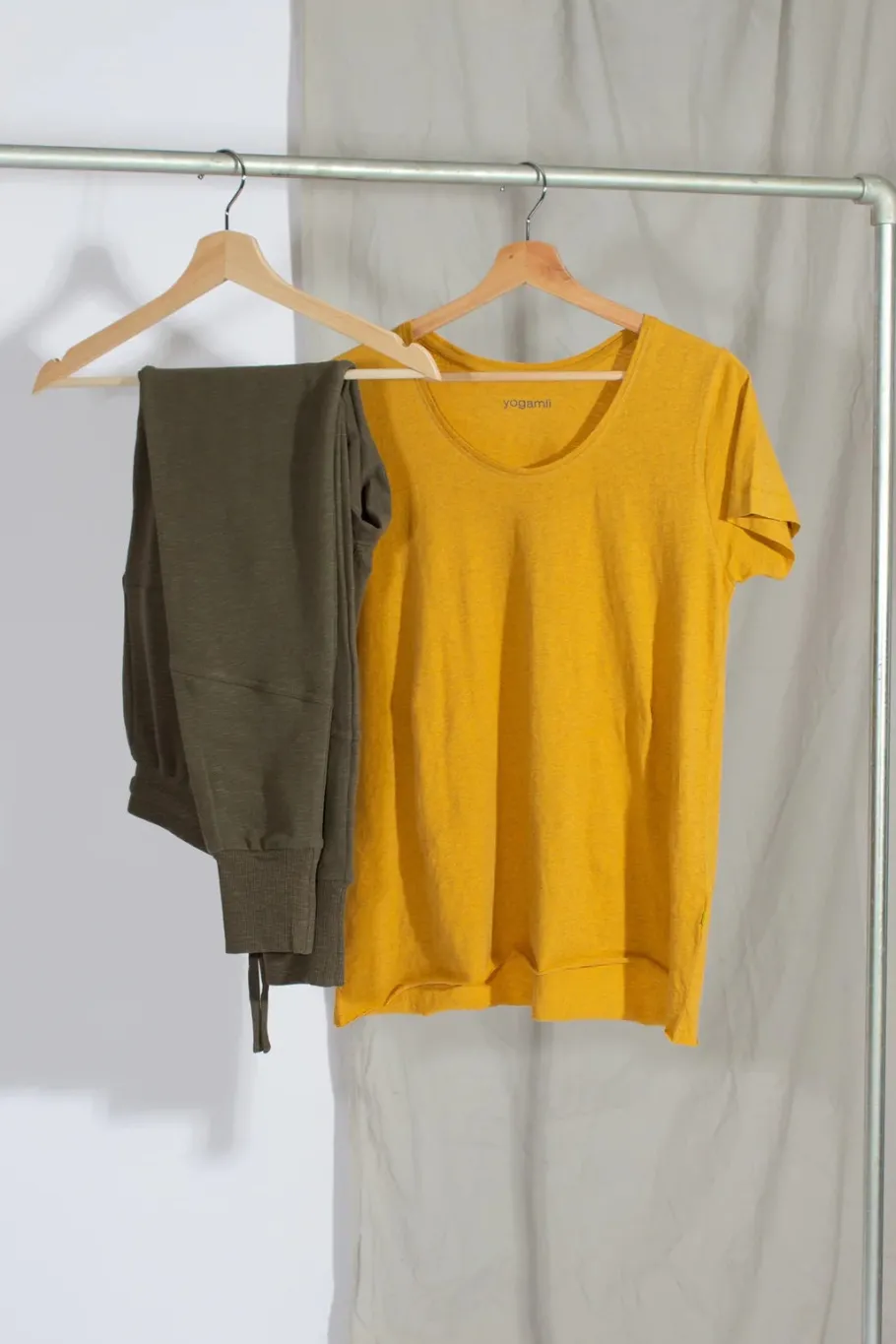 yogamii_yama_tee__kologis_0-1.webp Yogamii Yama Tee - økologisk yogatøj honey^Dame Overdele