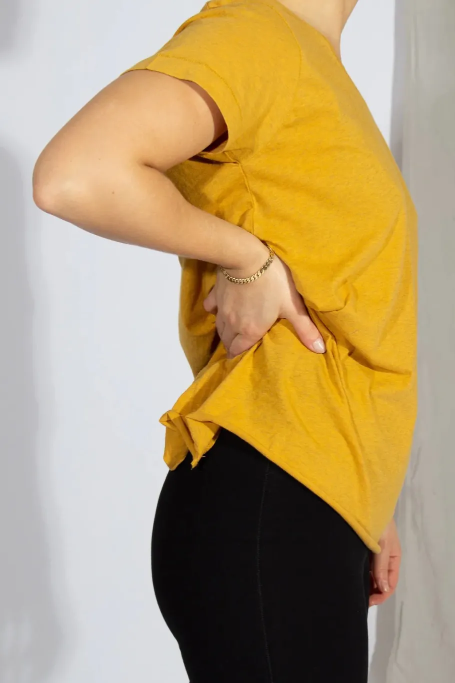 yogamii_yama_tee__kologis_2-1.webp Yogamii Yama Tee - økologisk yogatøj honey^Dame Overdele