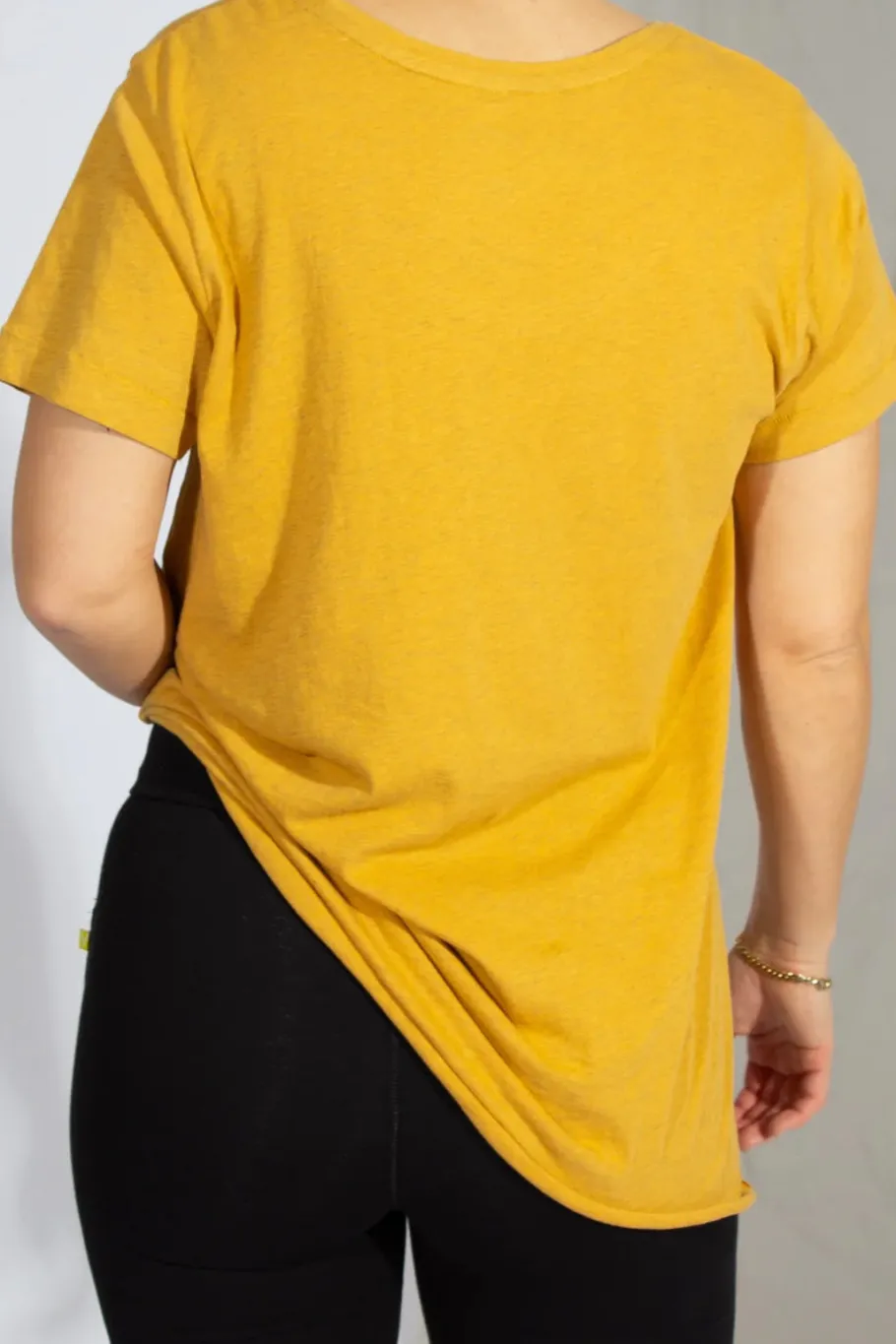 yogamii_yama_tee__kologis_3-1.webp Yogamii Yama Tee - økologisk yogatøj honey^Dame Overdele