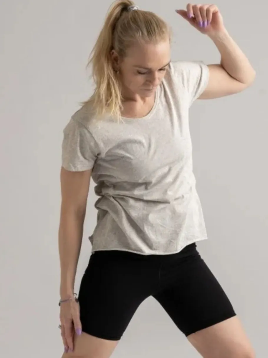 yogamii_yama_tee__kologis_3.webp Yogamii Yama Tee - økologisk yogatøj off white^Dame Overdele